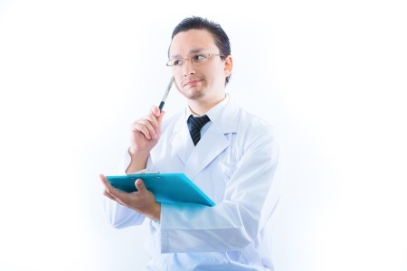 検査結果に悩むDr　素材