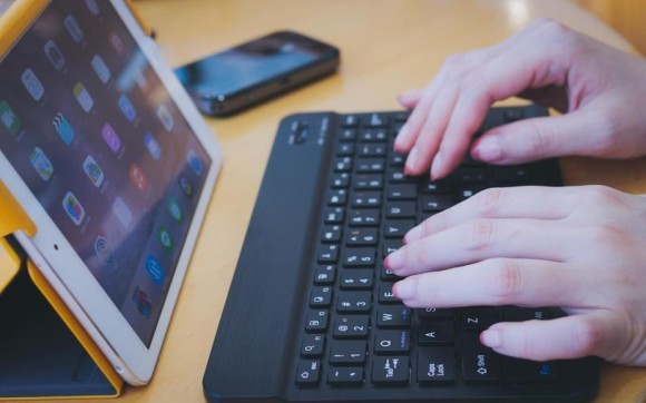 素材 タブレットとキーボード