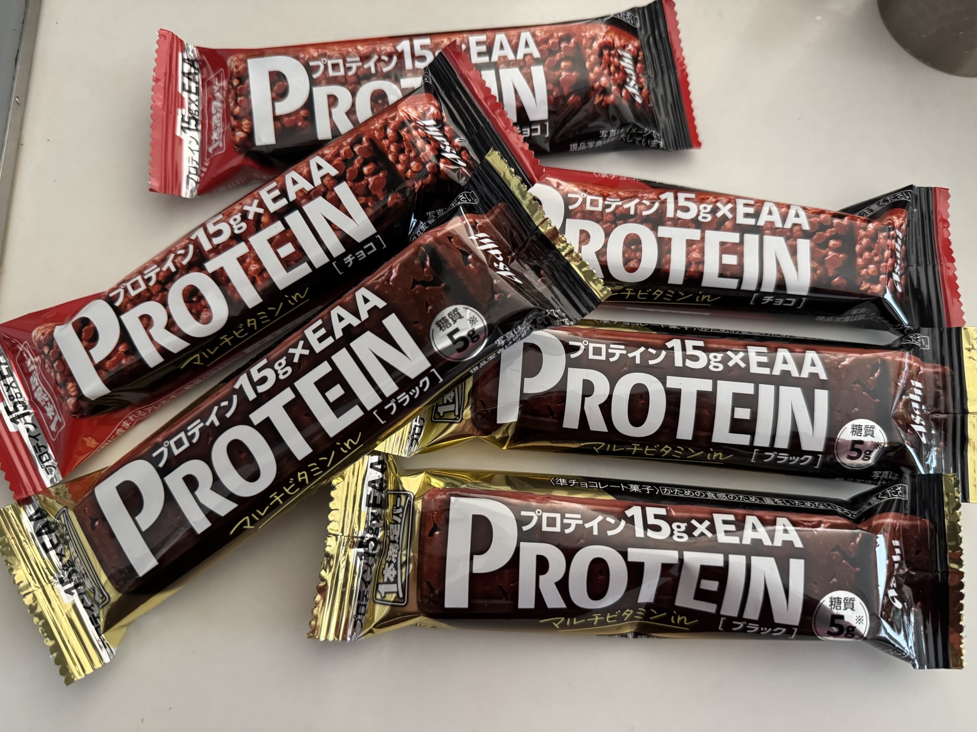 アサヒ 一本満足バー プロテインチョコの実物。停滞期の朝食代わりに