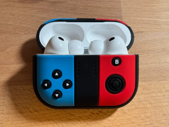 ジョイコン型ケースを開けて中のAirPods Pro 3が見えている写真。10秒で嘘がバレた決定的瞬間。