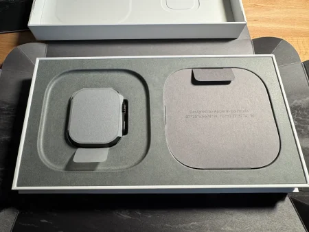 Apple Watch Ultra 2を開封した瞬間の写真。専用の重厚なパッケージに収められたチタニウムケース。