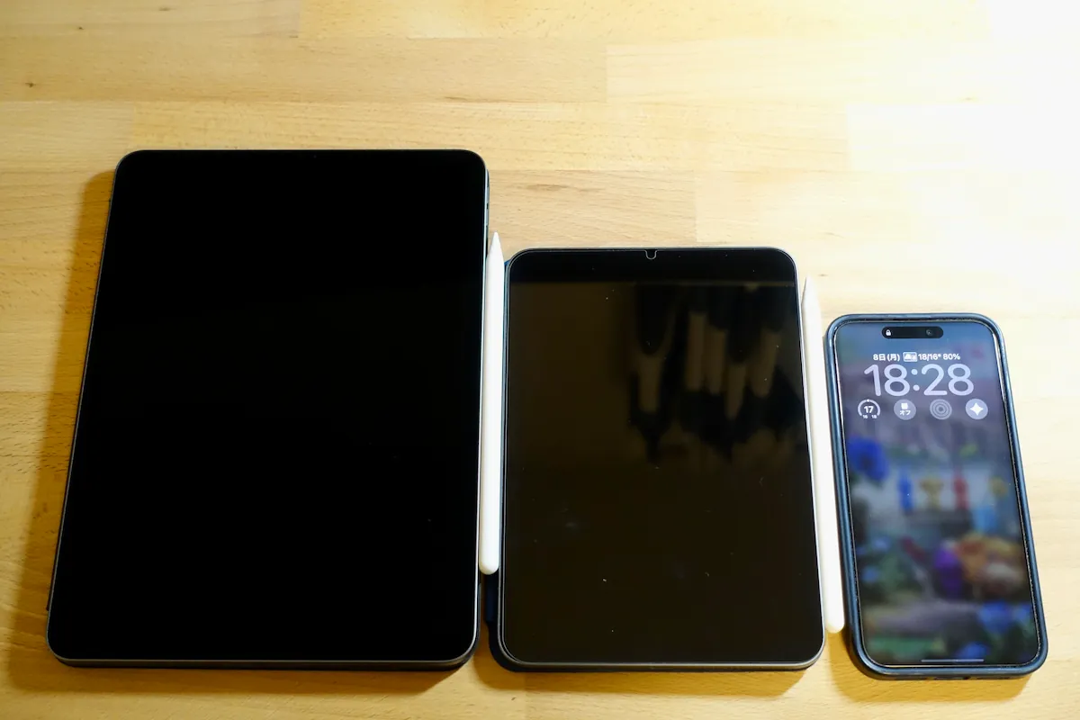 iPad Pro M1・iPad mini 6・iPhone 15 Pro MaxとApple Pencilを並べた写真