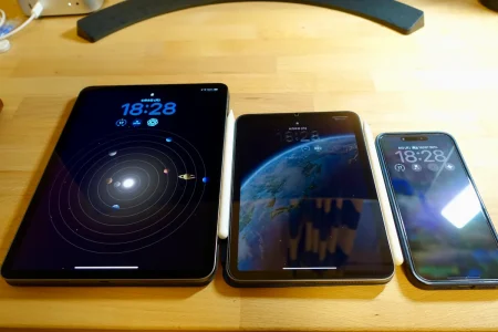 iPad Pro M1とiPad mini 6、iPhone 15 Pro Maxを大きさ順に並べた写真