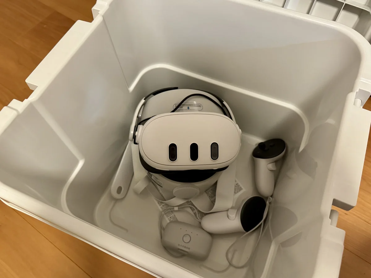 無印良品の頑丈収納ボックスの中に、Meta Quest 3本体とコントローラー2つ、モバイルバッテリーが収められている