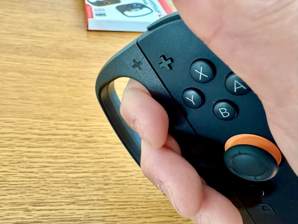 フィットボクシング用グリップを右手で握っているところのアップ。指がグリップの穴にしっかり収まっている