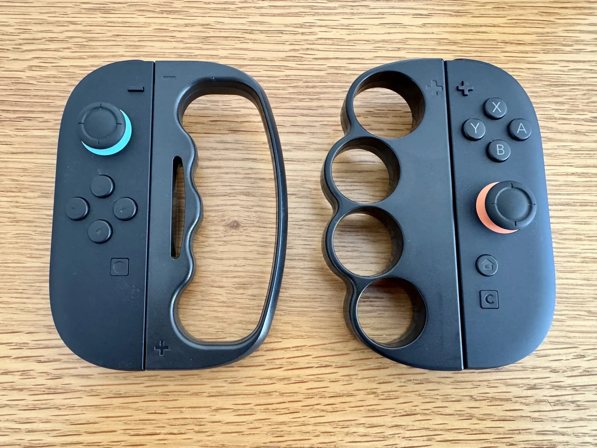 Joy-Con 2につけたフィットボクシング用グリップの新旧比較。左が今使っているマグネット式の輪っか型、右が以前使っていた4本指を通すはめ込み式