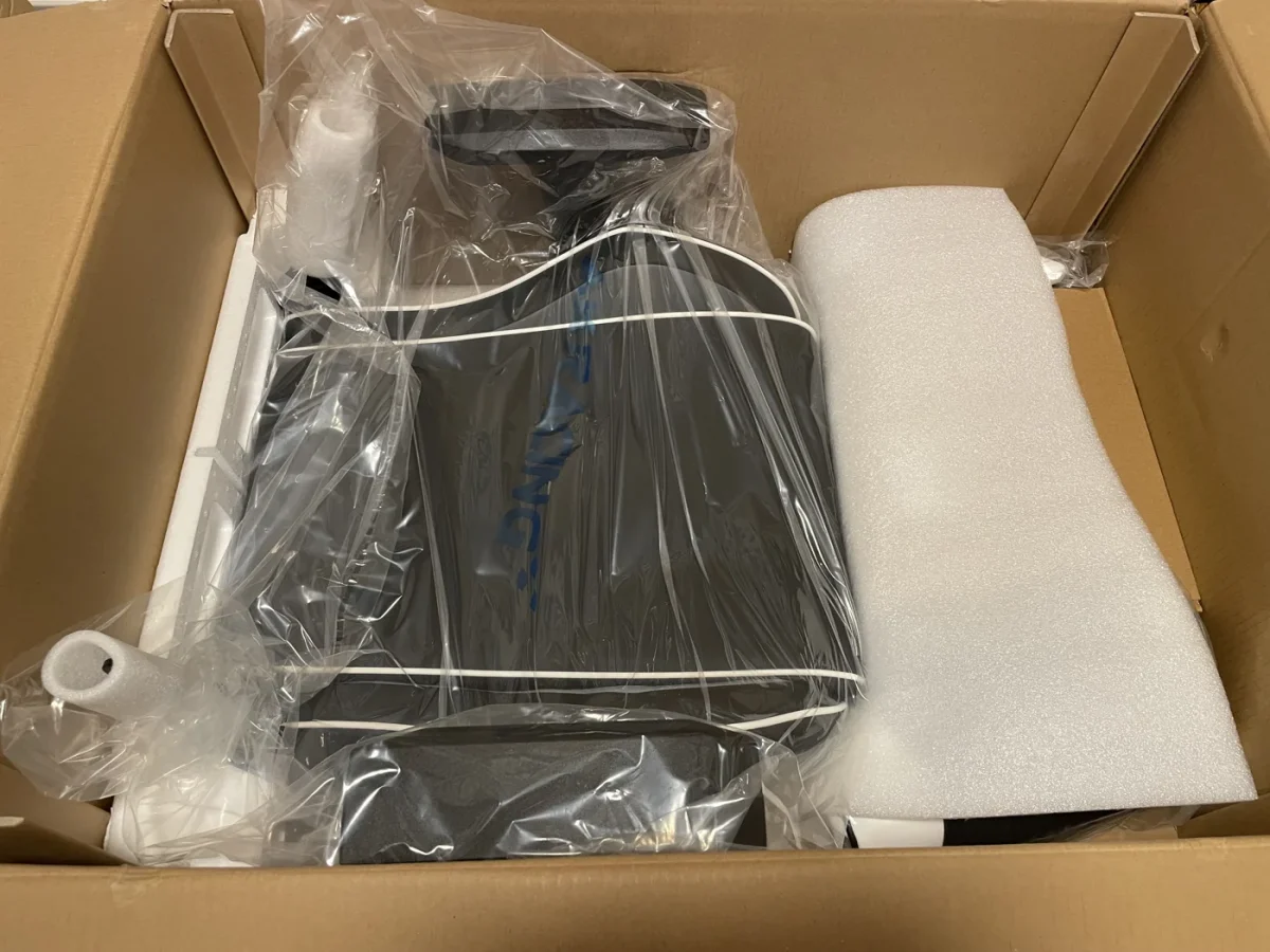 AKRacing Overtureの箱を開けた状態。発泡スチロールで梱包された部品