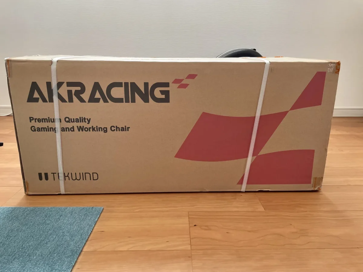 届いたばかりのAKRacing Overtureの未開封の箱