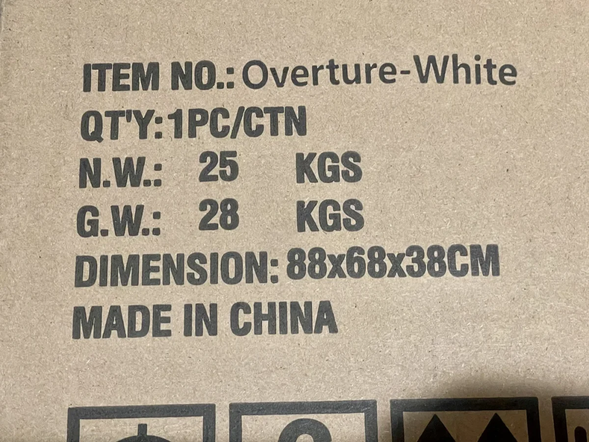 AKRacing Overtureの箱のラベル。N.W.25kg G.W.28kg 88×68×38cm