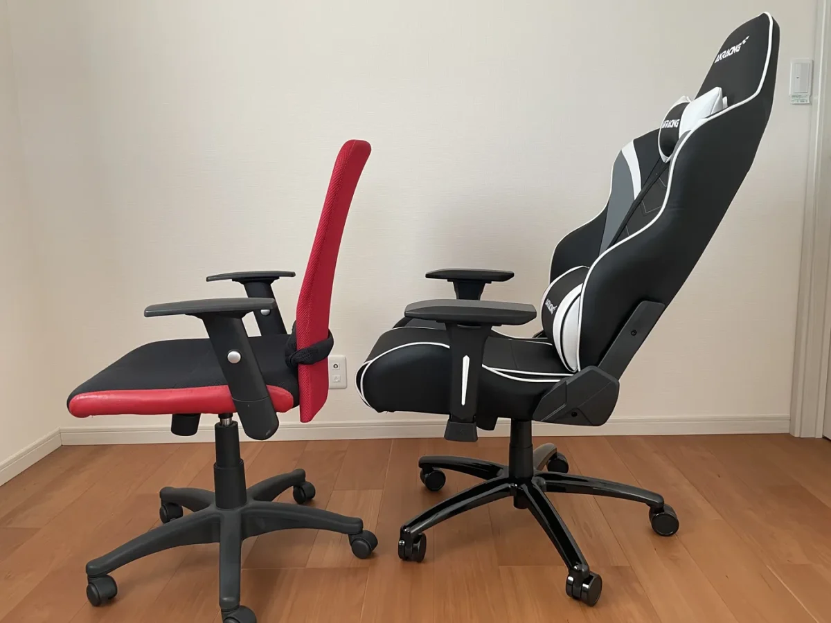 前のオフィスチェアとAKRacing Overtureを並べた比較（別アングル）