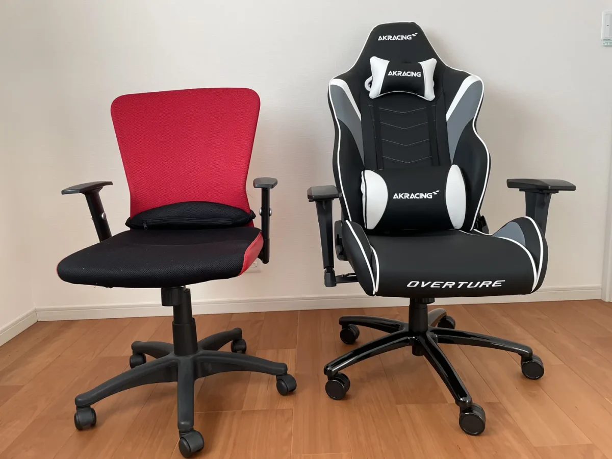 前に使っていた赤いメッシュのオフィスチェアとAKRacing Overtureの正面比較