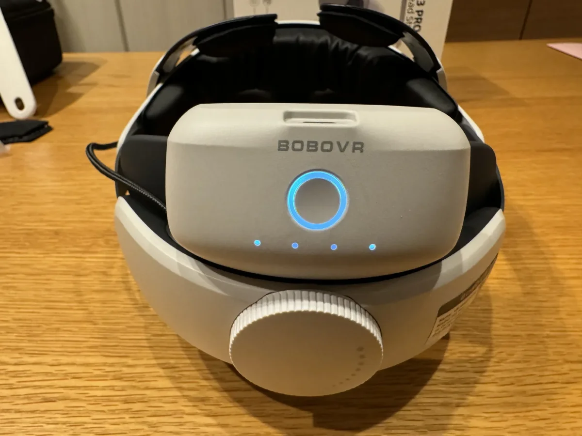 BOBOVR M3 Proの後頭部バッテリー。青いリングのランプが点灯している写真