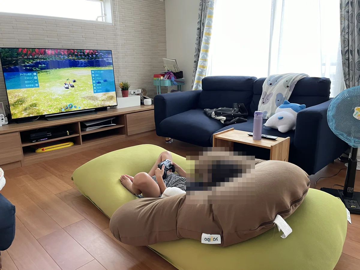 Yogibo Maxとサポートに沈み込んでコントローラーを握っている様子(顔はモザイク処理済み)