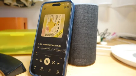 iPhoneのAudibleアプリで本を再生し、作業部屋のAmazon Echoの横に立てかけた実物写真