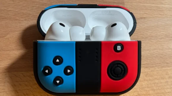 ジョイコン型ケースを開けたAirPods Pro 3。皿洗いのときにAudibleを聴くイヤホン