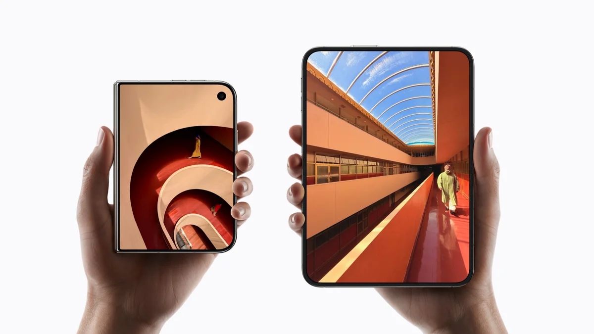 閉じたiPhone Duoと、開いたiPhone Duoを両手で持った写真(Apple Newsroomの発表写真)