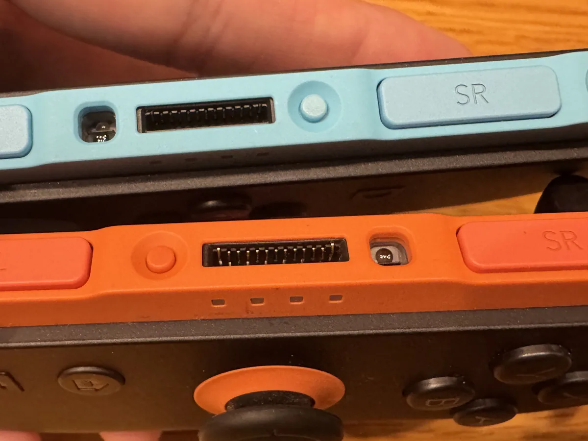 1年以上グリップをつけ外ししてきたJoy-Con 2の左右の端子部分のアップ。端子にサビや変色は見られない