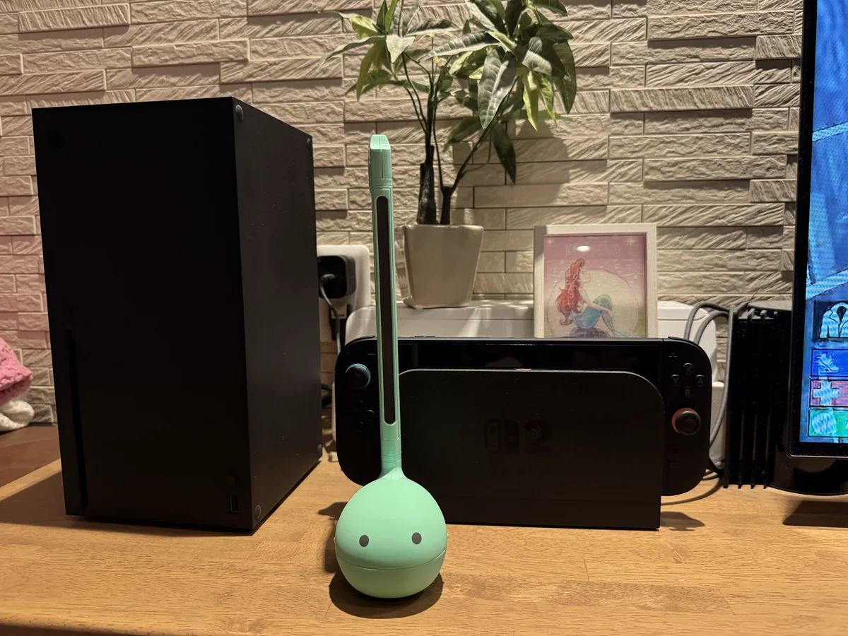 リビングのテレビ台に置いたSwitch 2のドック。左はXbox Series X