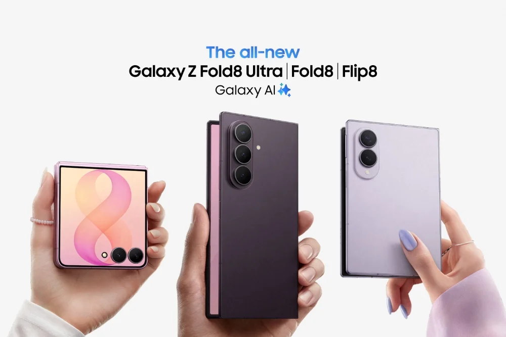 左からGalaxy Z Flip8・Galaxy Z Fold8 Ultra・Galaxy Z Fold8を手に持った写真(Samsung Newsroomの発表写真)