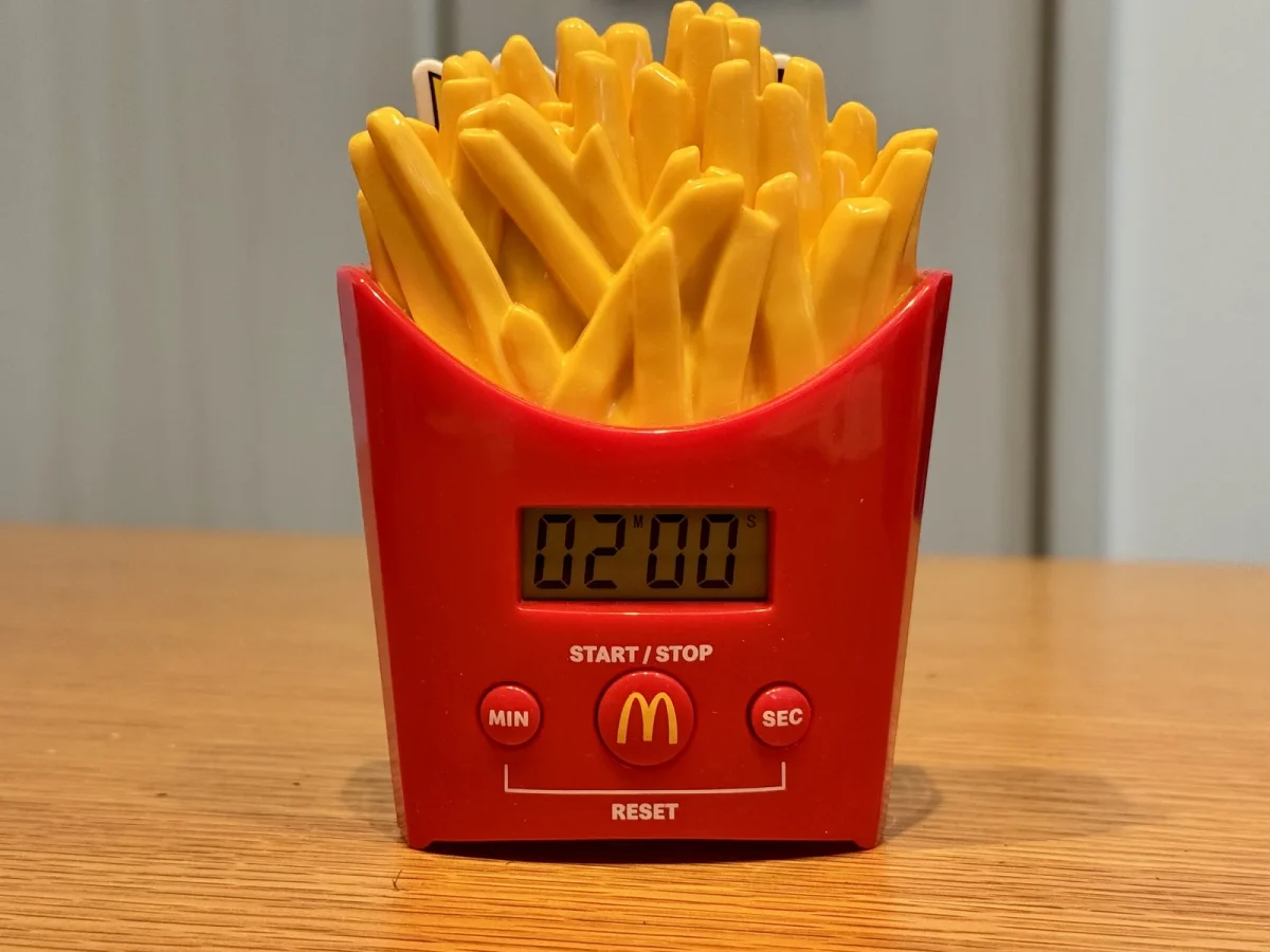 フライドポテトの形をした赤いキッチンタイマー。表示は02:00